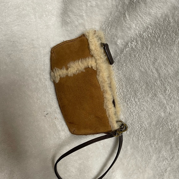 Small UGG Clutch - Picture 2 of 3